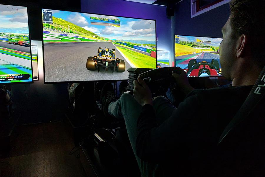 1 uur racen in Formule 1 simulator bij Race Park in  Dongen of Uden