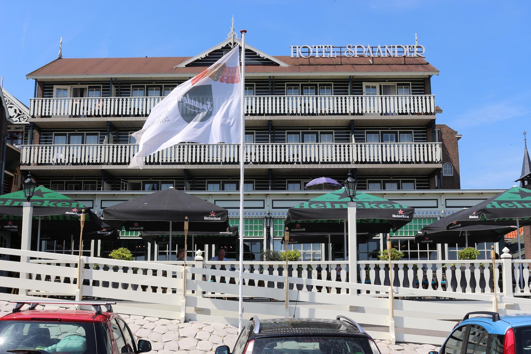 Warme drank + gebak bij Hotel Spaander in Volendam