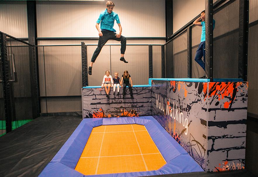 Trampolinespringen + limonade met zakje chips bij SkagaVenture (2 uur)