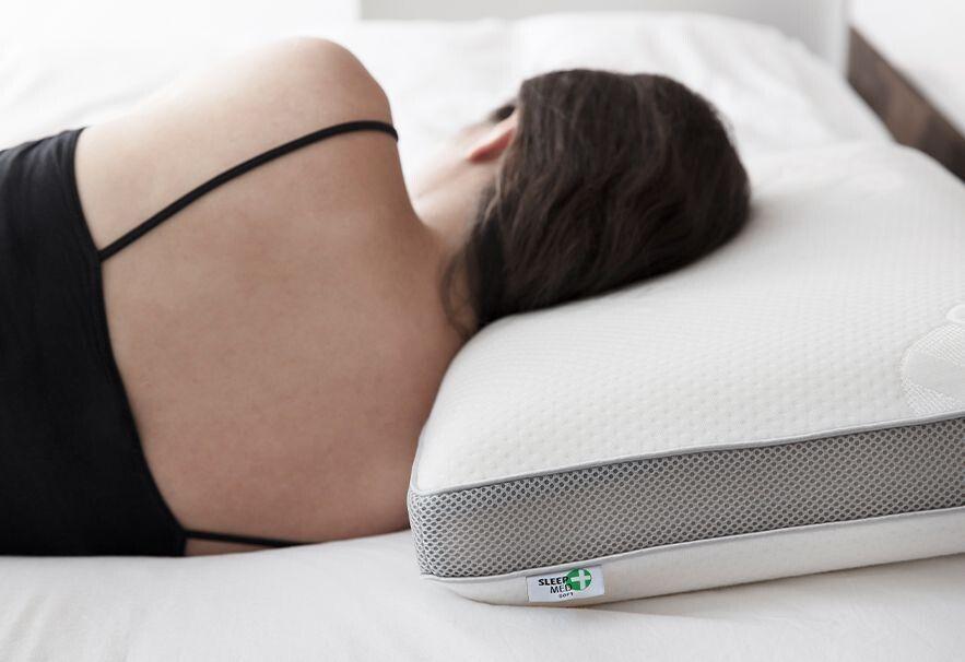 Vrouw aan het slapen op een memory foam hoofdkussen